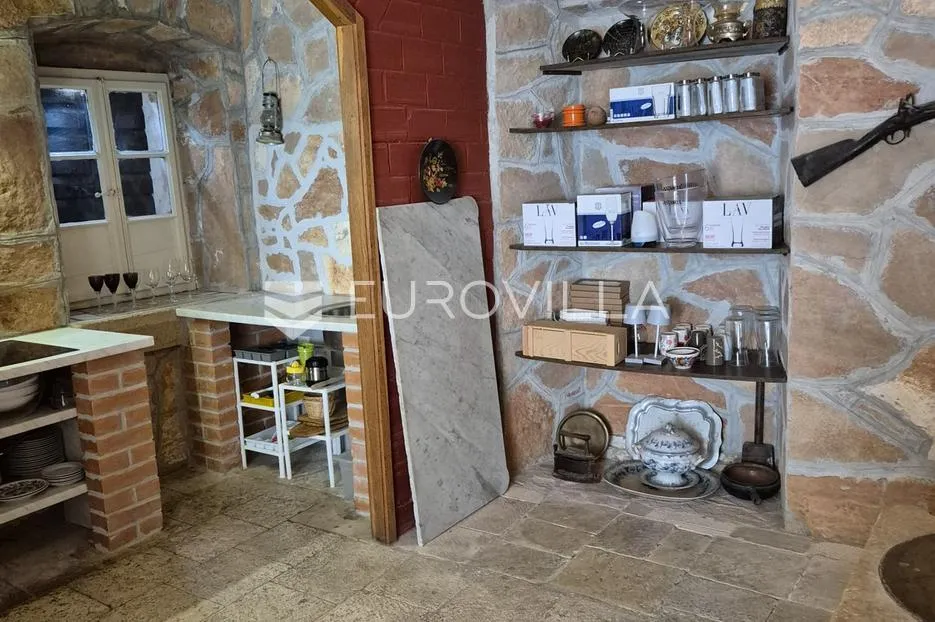 brač, milna, dvojna kamena kuća s uhodanim restoranom, prvi red do mora - slika 5