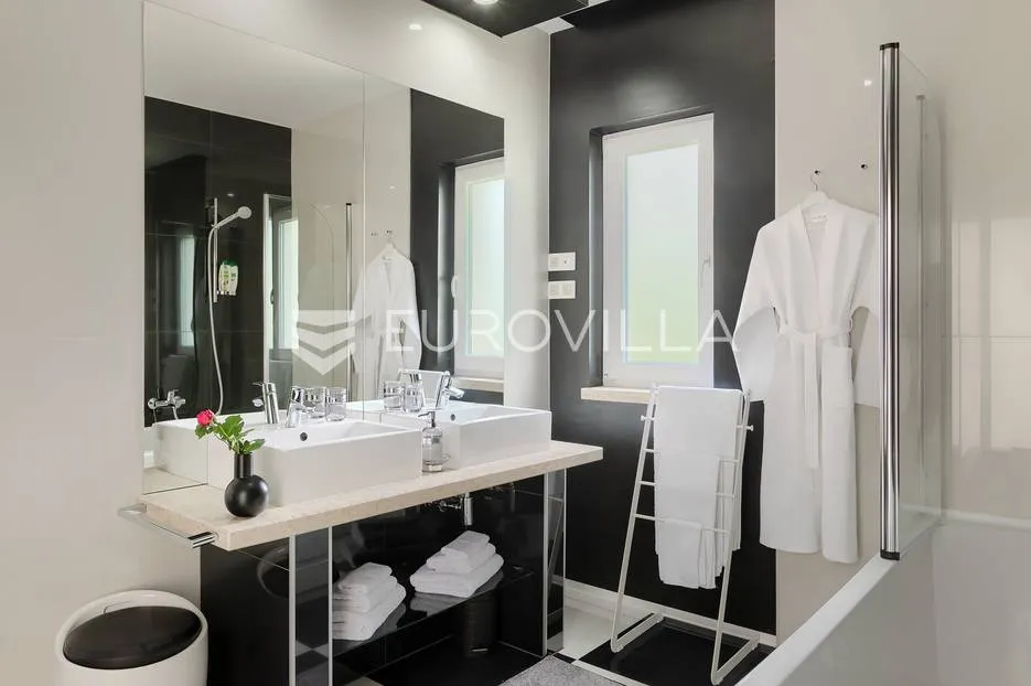 rovinj, rovinjsko selo, prekrasna villa s wellnessom i bazenom, 224 m² - slika 80