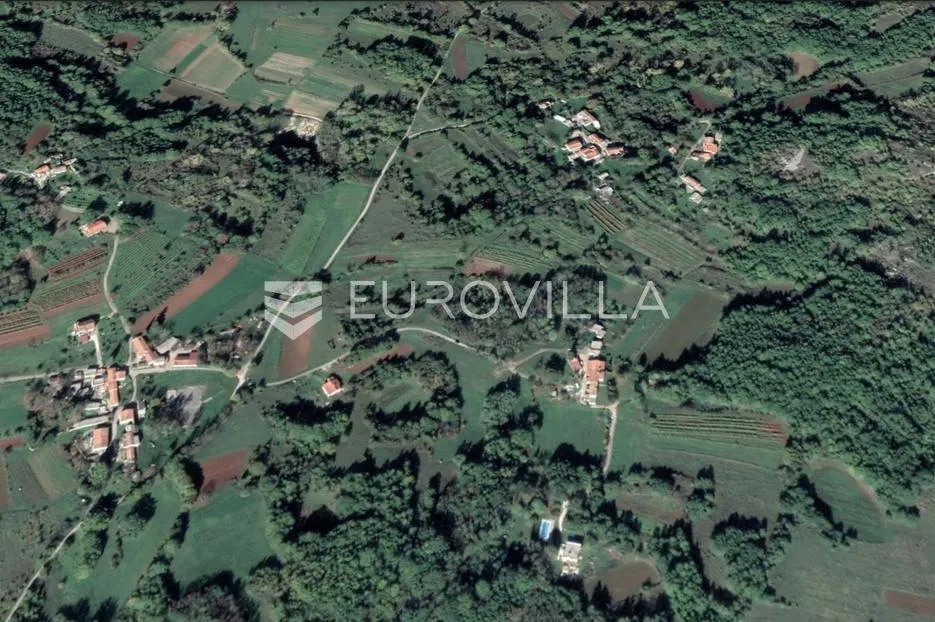 Istra, Pićan – 4300 m2 mješovitog zemljišta, idealno za kuću na mirnoj lokaciji - Montovani, Pićan