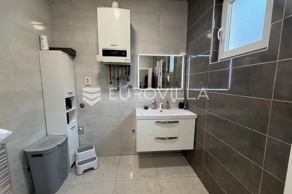 đakovo, centar, novouređena kuća 250 m² - slika 25