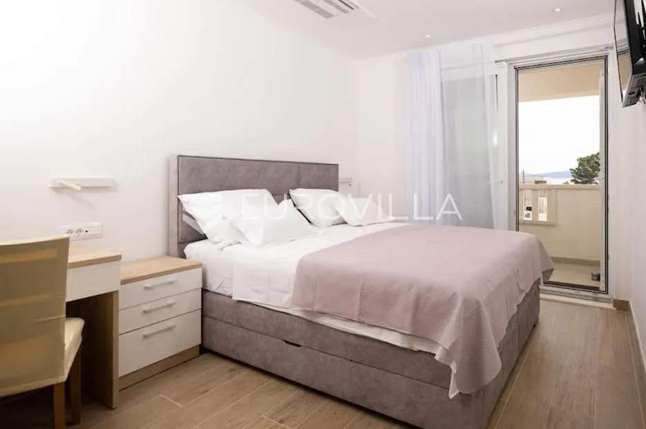 kaštel kambelovac, prekrasna vila s bazenom, treći red od mora - slika 11