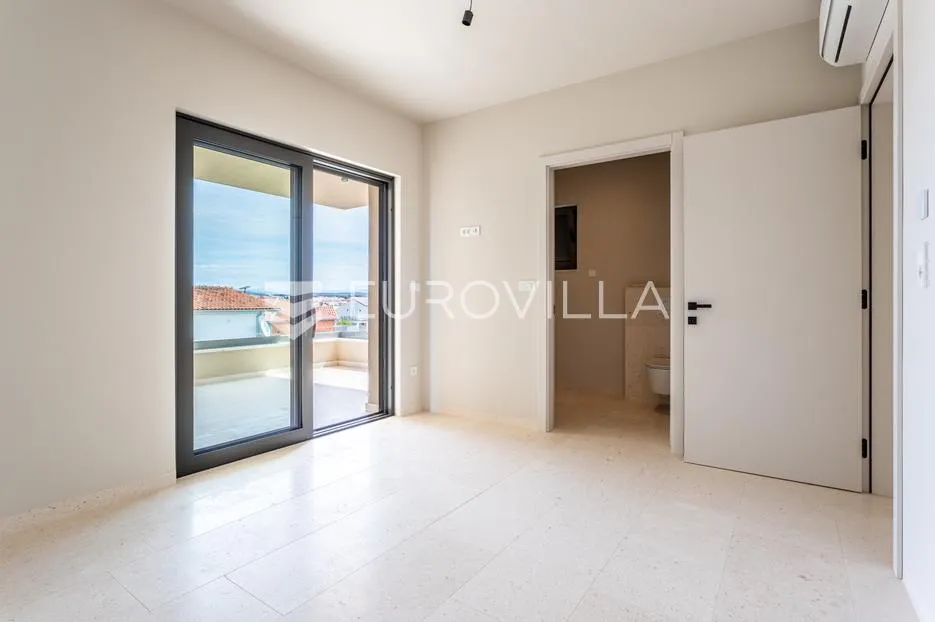 vodice, luksuzan trosoban penthouse, 157,59 m² s panoramskim pogledom na more i prostranim terasama - slika 9