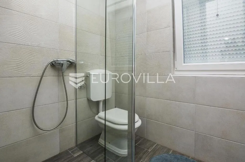 vir, stambeno poslovna zgrada u samom centru otoka 2 apartmana na 1. katu - slika 15