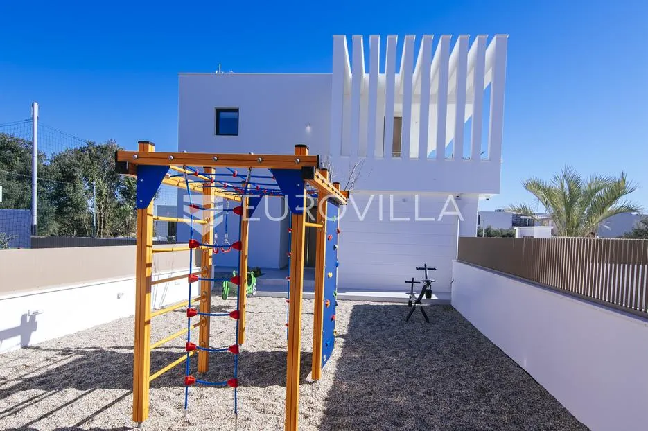 zadar, luksuzna vila s bazenom, savršen spoj elegancije i komfora - slika 21