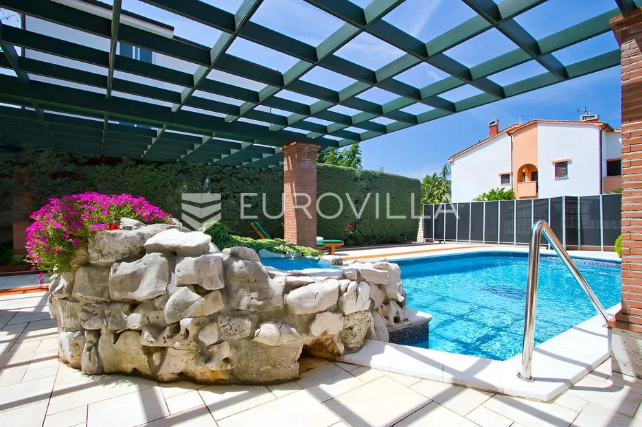 poreč, ekskluzivna vila s 430 m2, atraktivna lokacija - slika 11