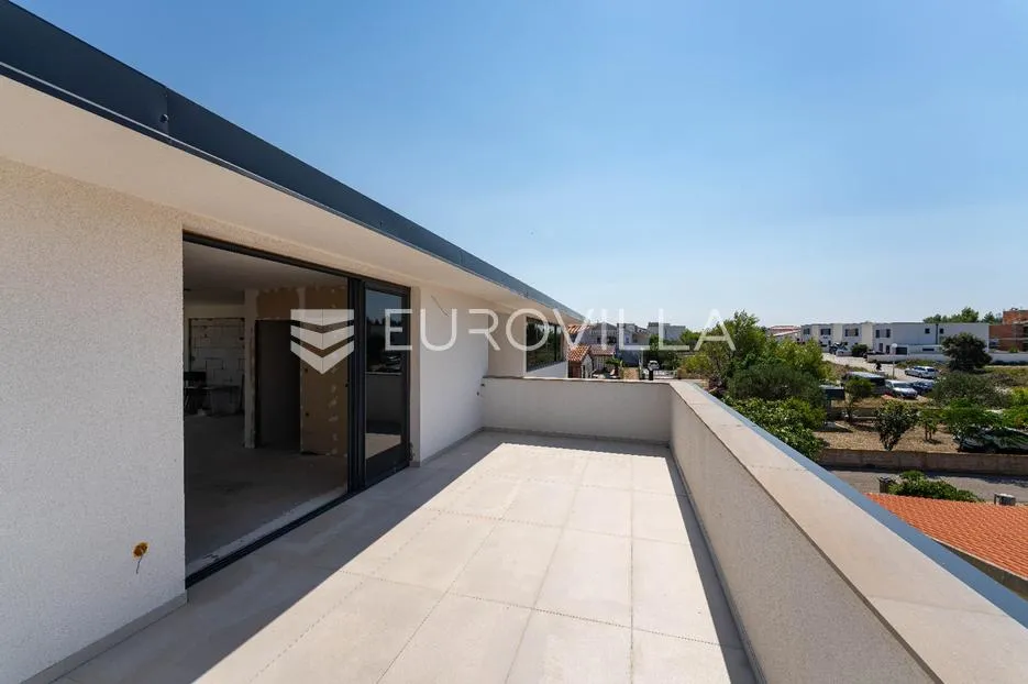 zadar, vir, luksuzna villa sa šest stambenih jedinica, samo 250m od mora - slika 25