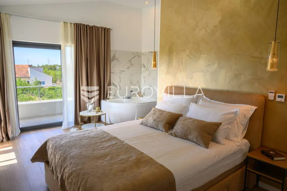 šibenik, prekrasna villa s bazenom i košarkaškim igralištem - slika 21