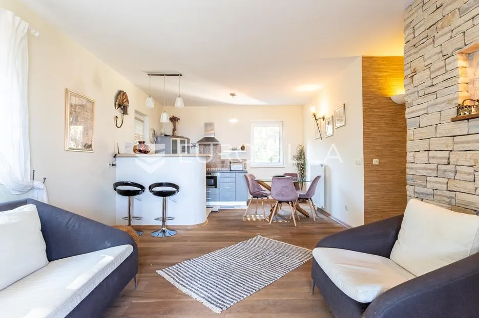 brač, supetar, kuća ukupne površine 372 m² na zemljištu površine 411 m² - slika 29