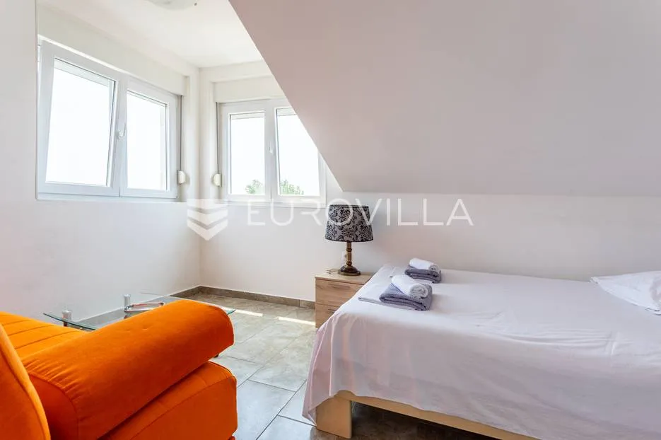 novalja, novouređena kuća s tri apartmana u centru grada - slika 18