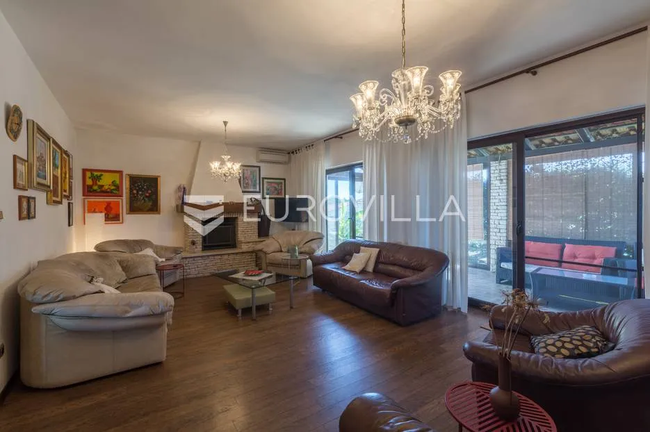 pula, veli vrh, vila s 4 odvojena apartmana, bazenom i velikom okućnicom - slika 47