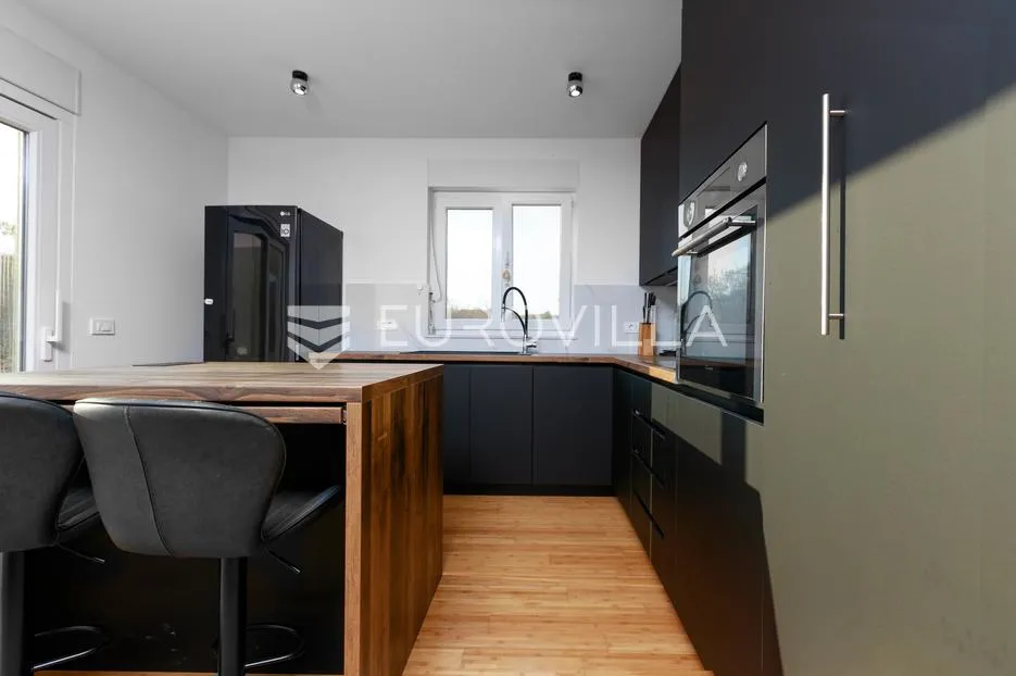 vrbnik, novogradnja od 152 m² s dvorištem - slika 4