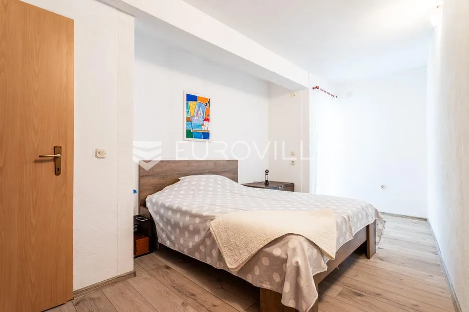 čiovo, okrug gornji, namještena kuća s četiri apartmana i prostranim dvorištem, treći red do mora - slika 28