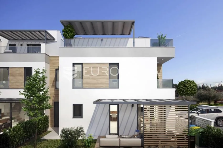 poreč, prekrasan trosobni stan u kući u nizu od 125 m2 s velikim vrtom - slika 4