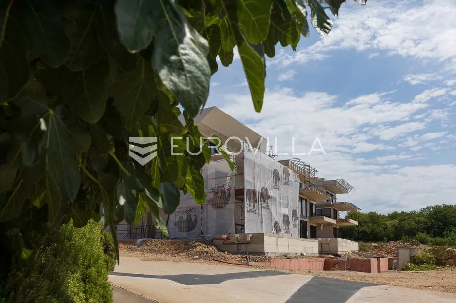 krk, njivice, trosoban stan površine 124.57 m² s krovnom terasom, bazenom i pogledom na more - slika 11