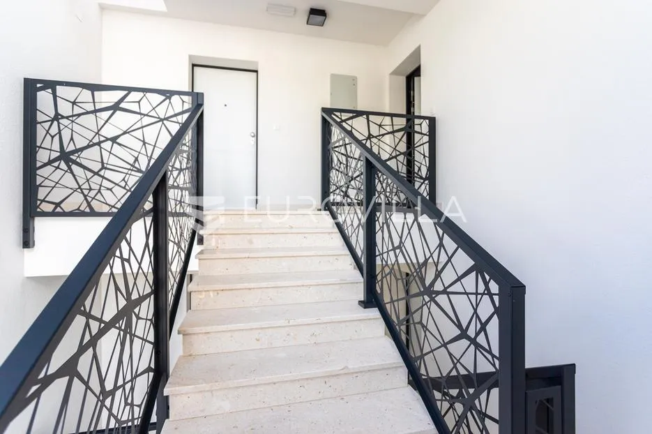 trogir, useljiv dvosoban stan s pogledom na grad i more - slika 16