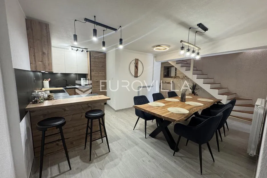 Istra, Vižinada, obiteljska autohtona renovirana kuća 150m2 u nizu s dvorištem