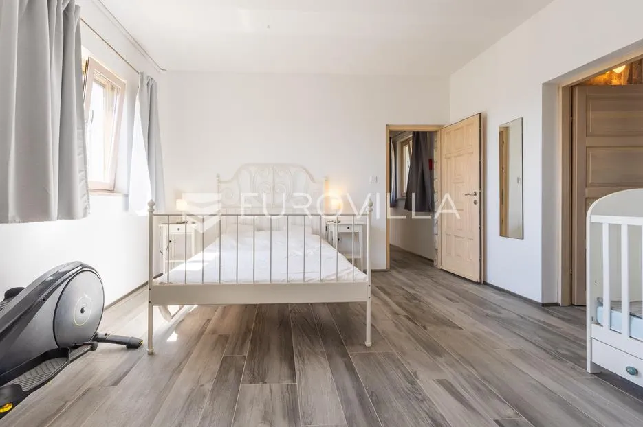 medulin, kuća s bazenom, dvije krovne terase i panoramskim pogledom na more - slika 15