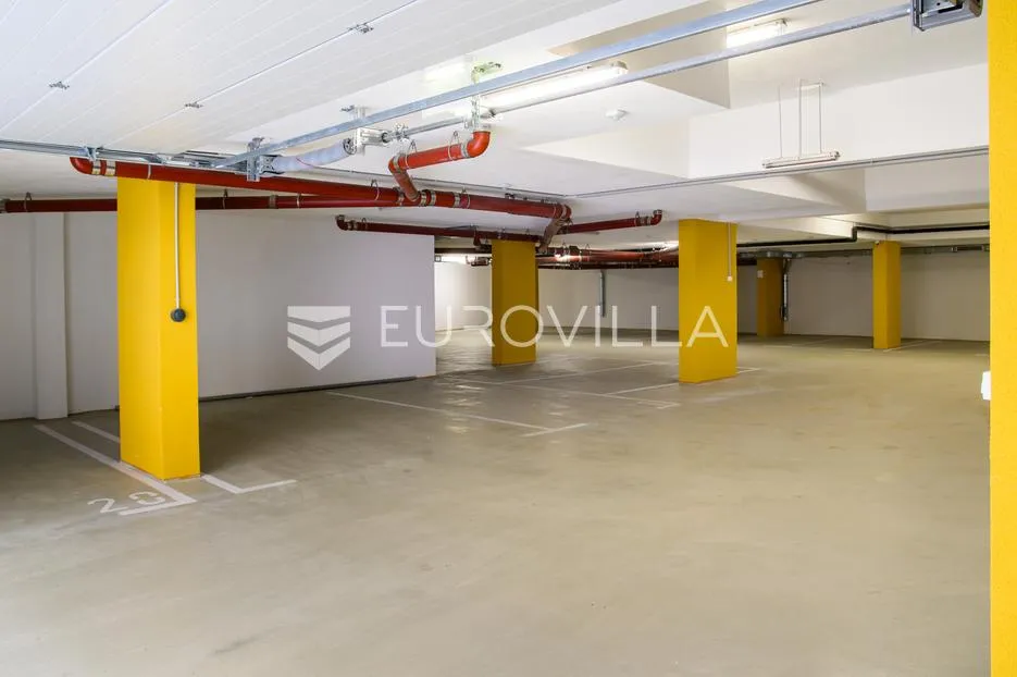 split, blizina centra, dvosoban stan s velikim, predivnim vrtom - slika 13