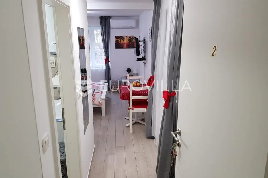 split, bol, dva namještena studio apartmana u centru grada - slika 17
