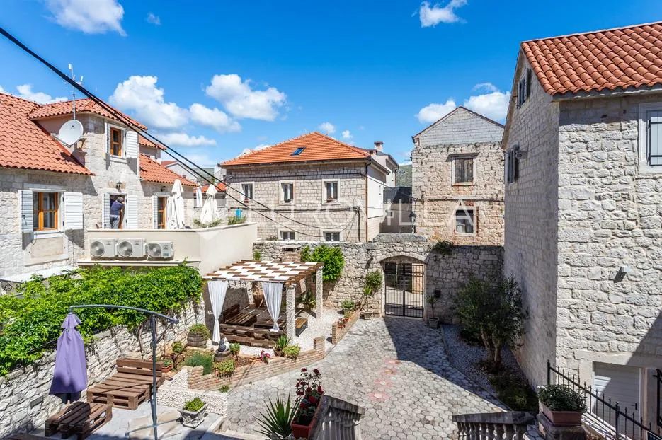 trogir, tri studio apartmana u centru grada - slika 19