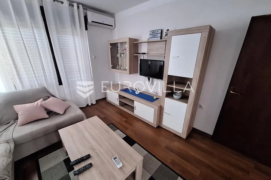 Slunj, Taborište, kuća 440 m², 3 stana, gospodarska zgrada, mirna lokacija - Gornje Taborište, Slunj