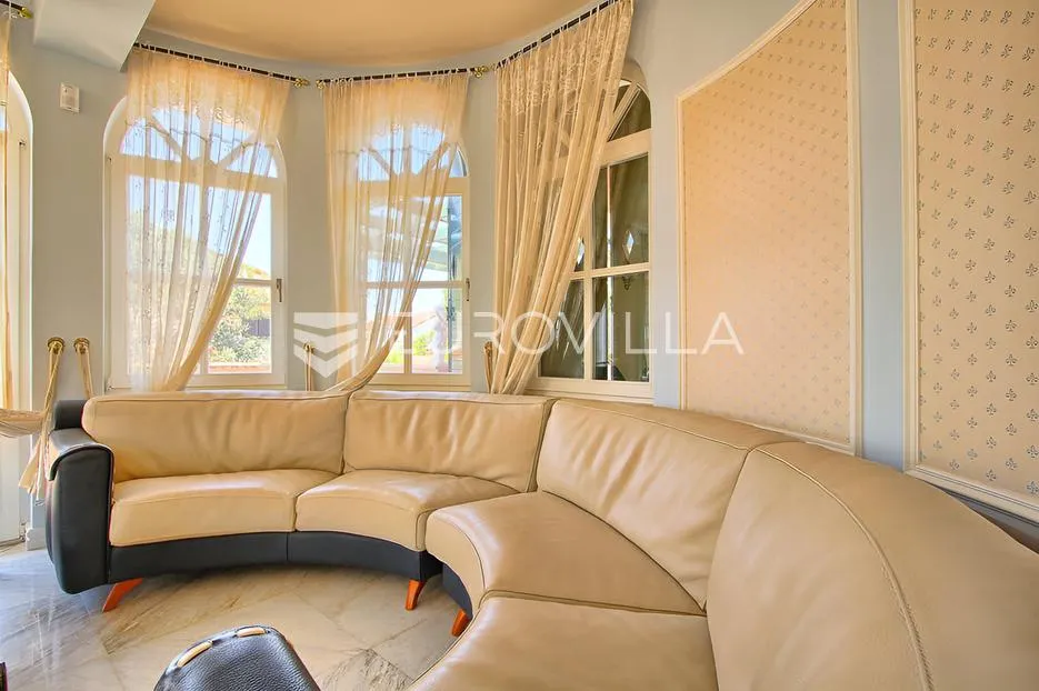 poreč, ekskluzivna vila s 430 m2, atraktivna lokacija - slika 32
