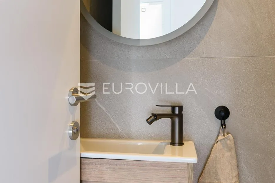 trogir, čiovo, luksuzan penthouse sa krovnom terasom i bazenom - slika 19