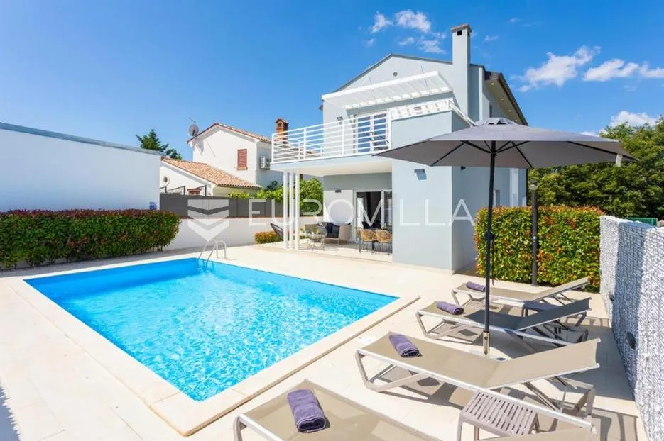 istra, svetvinčenat, moderna i elegantna vila 230 m², na uređenoj okućnici - slika 5