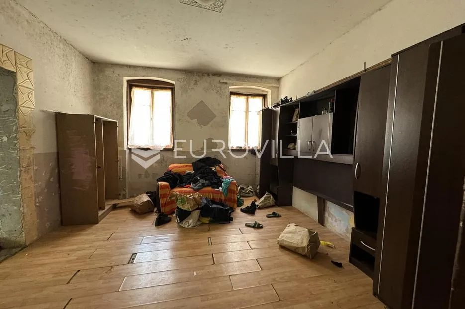 pula, centar, prostran stan s dodatnim objektom za renovaciju - slika 9