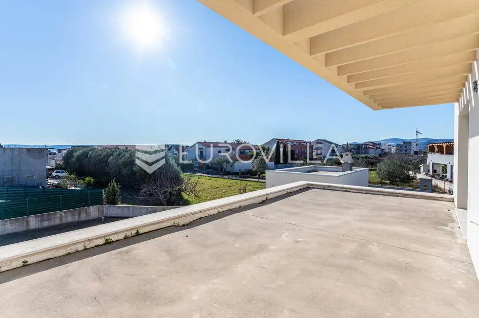 kaštel lukšić, obiteljska vila s bazenom u visokoj roh bau fazi - slika 14