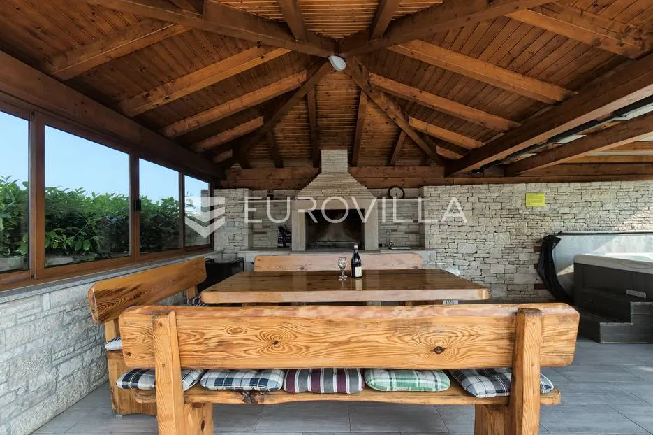 istra, svetvinčenat, 294 m² villa, bazen, jacuzzi te multifunkcionalno igralište na 2000 m² okućnice - slika 27