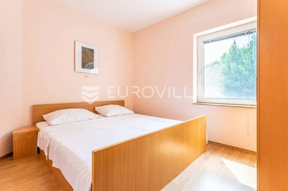 omiška rivijera- lokva rogoznica, apartmanska kuća s 8 stanova, udaljena 300 m od mora. - slika 20