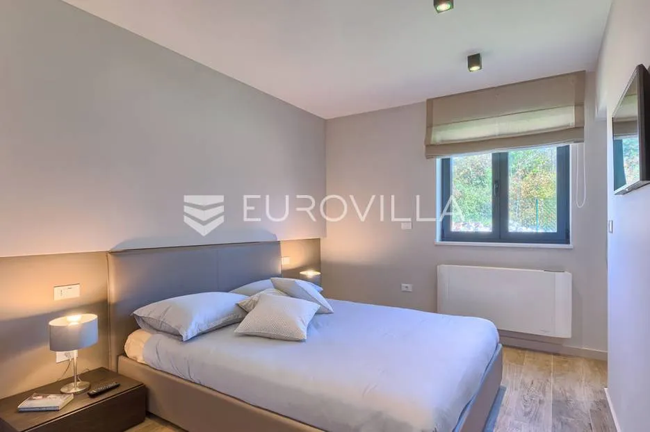 višnjan, prekrasno raspoređena vila okružena zelenilom, nkp 242 m2, na velikoj uređenoj okućnici - slika 40