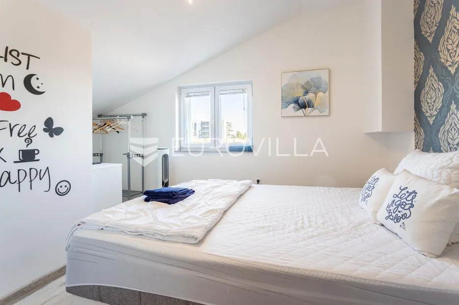 vodice, prekrasna kuća sa apartmanima i bazenom - slika 10