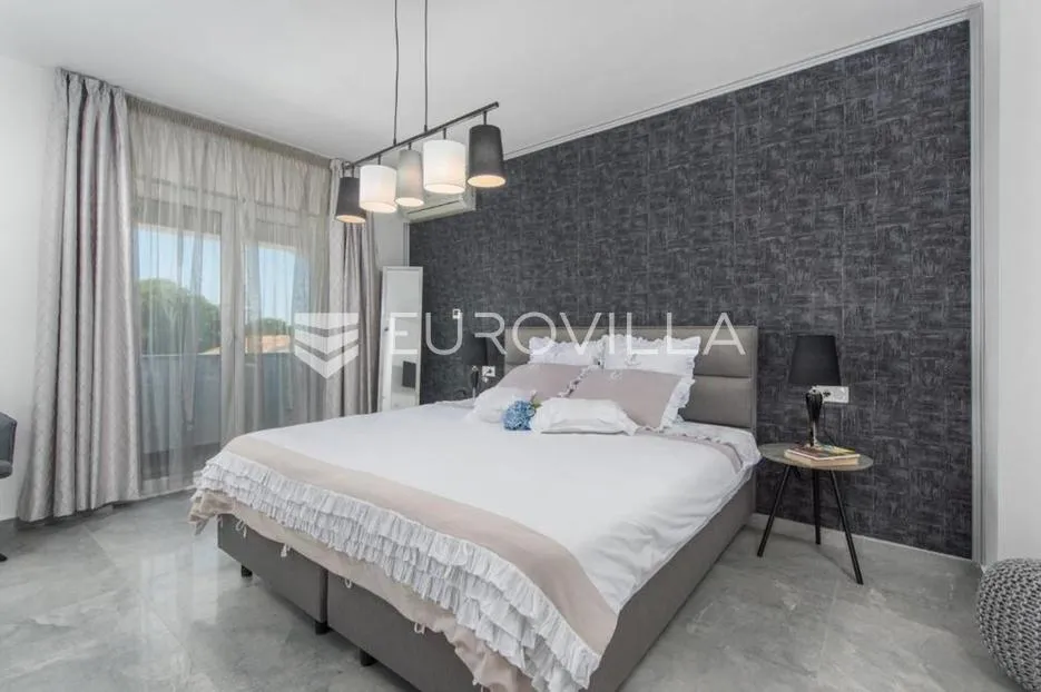 istra, okolica sv. lovreča, kuća s 6 spavaćih soba 380m2 s bazenom, teretanom i saunom - slika 9