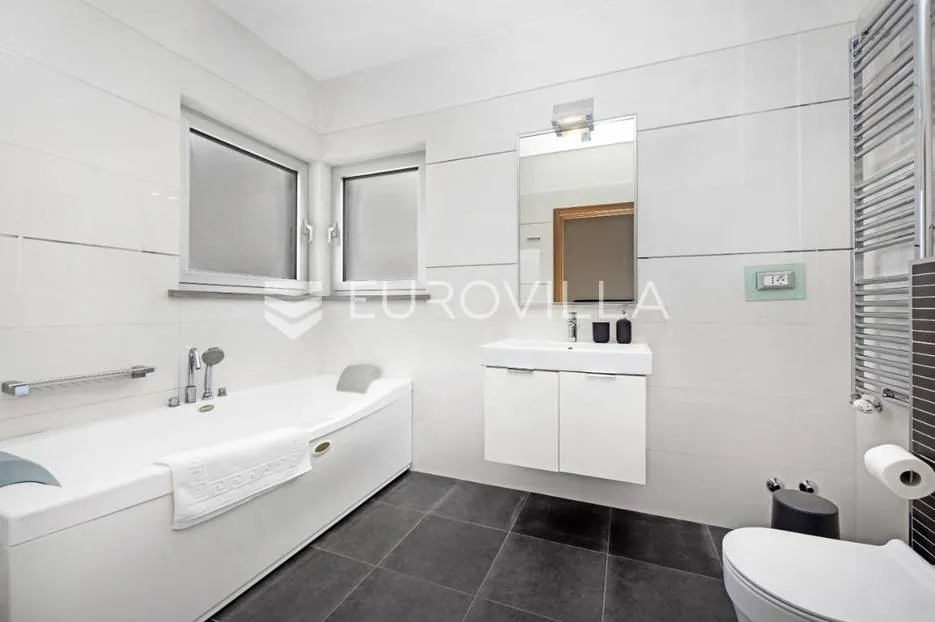 istra, banjole, prekrasna vila 277 m² na velikoj okućnici, 300 m od mora - slika 19