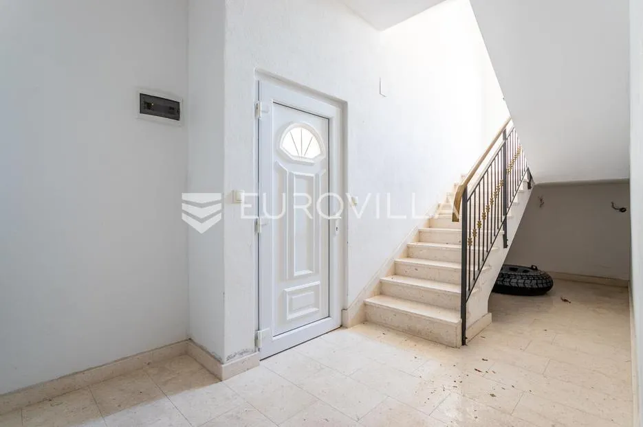 kaštel sućurac, kuća s tri stambene jedinice - slika 24