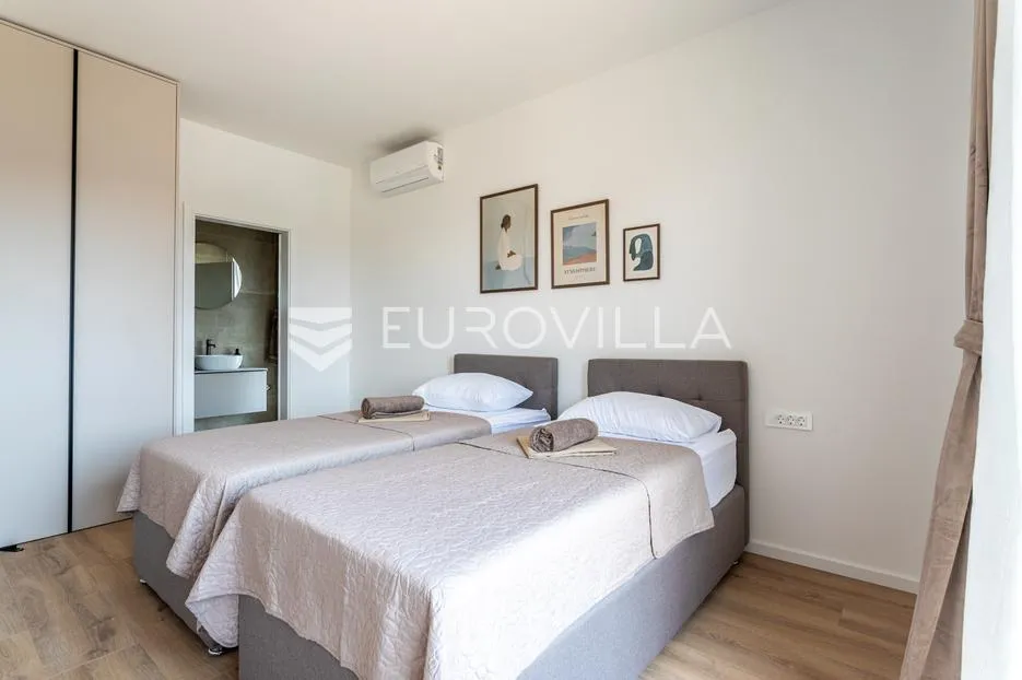 brodarica, moderna vila s bazenom, 283,62 m² - slika 28