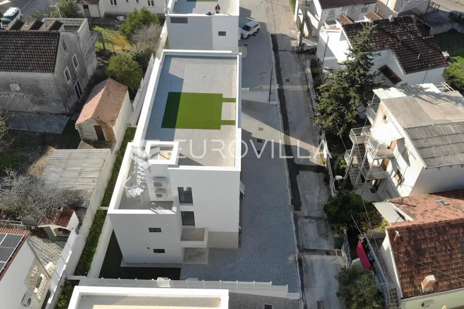 vodice, novogradnja, prostran apartman s dvorištem u centru mjesta, 148,24 m² - slika 21