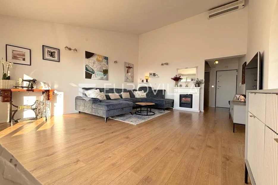 Split, Žnjan penthouse od 119,6 m² s pogledom na more i 2 parkirna mjesta