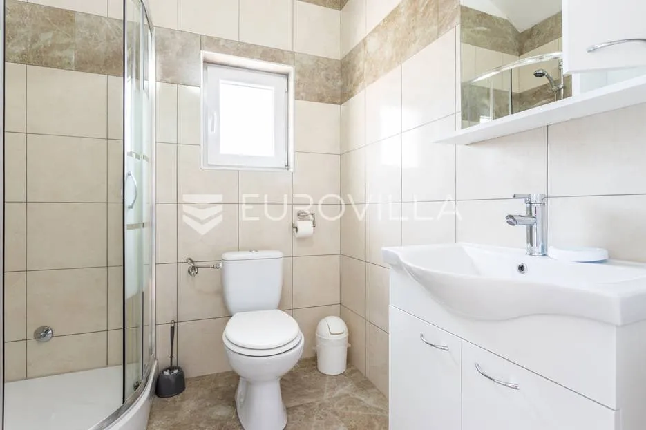 novalja, novouređena kuća s tri apartmana u centru grada - slika 17