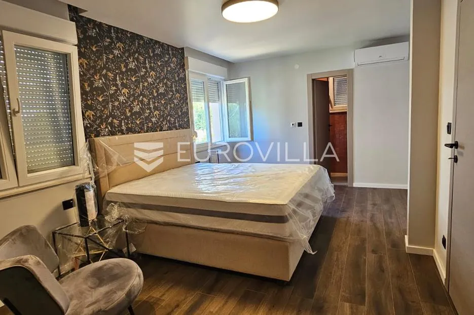 trogir, seget renovirana kuća s tri novouređena stana od 250 m², s gražom i parkingom - slika 4