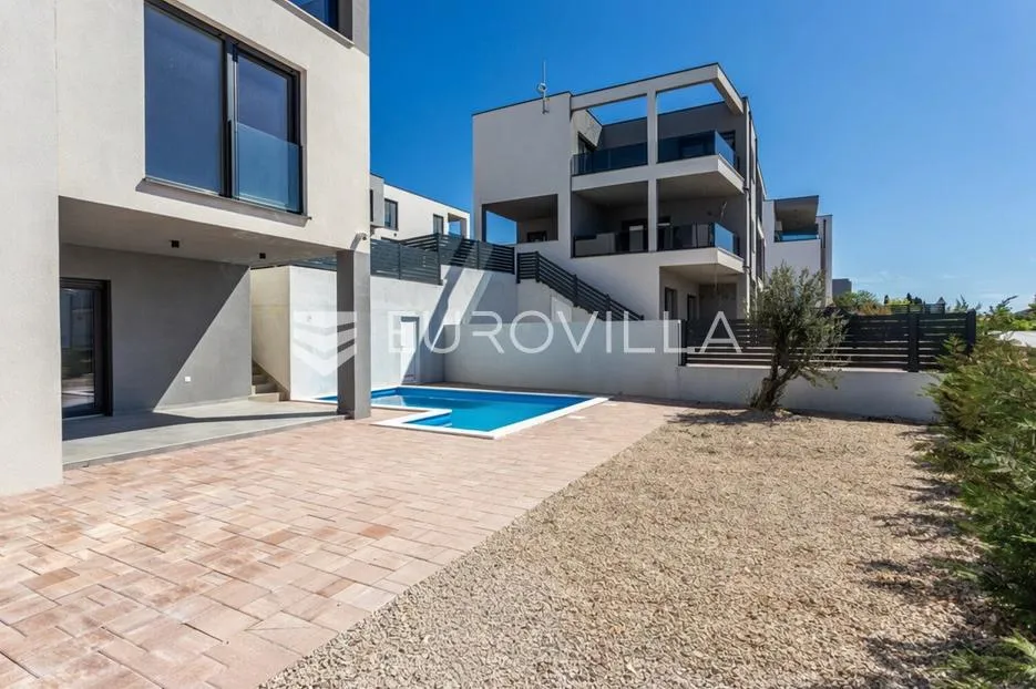 vodice, moderna dvojna kuća s bazenom, novogradnja 169,89 m² - slika 2