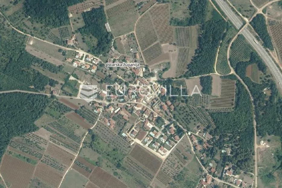 Istra, Višnjan – Građevinsko zemljište 735 m² s panoramskim pogledom na more