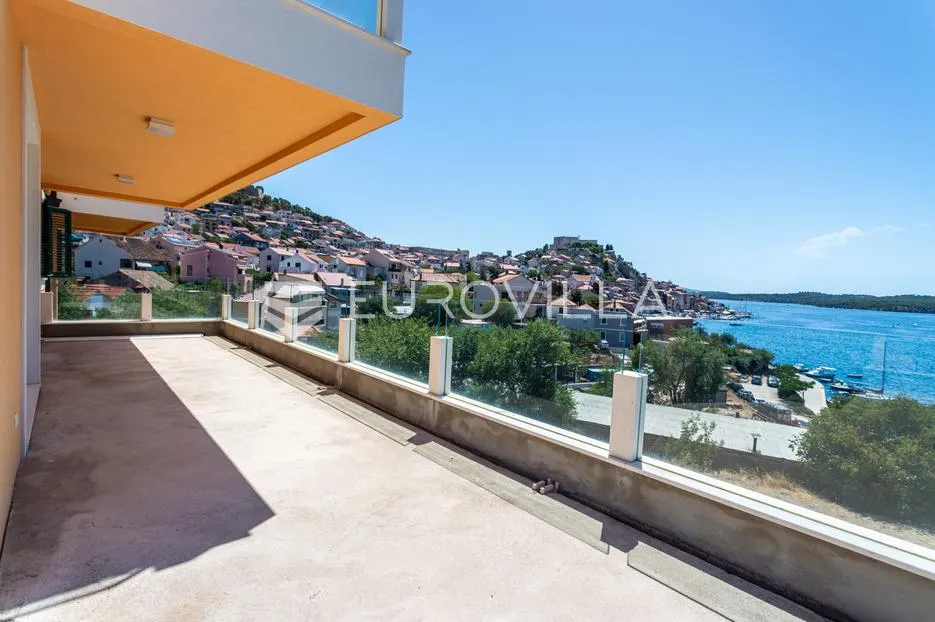 Šibenik, plaža Banj, prekrasan trosoban stan s pogledom na more, 128,30 m² - Crnica