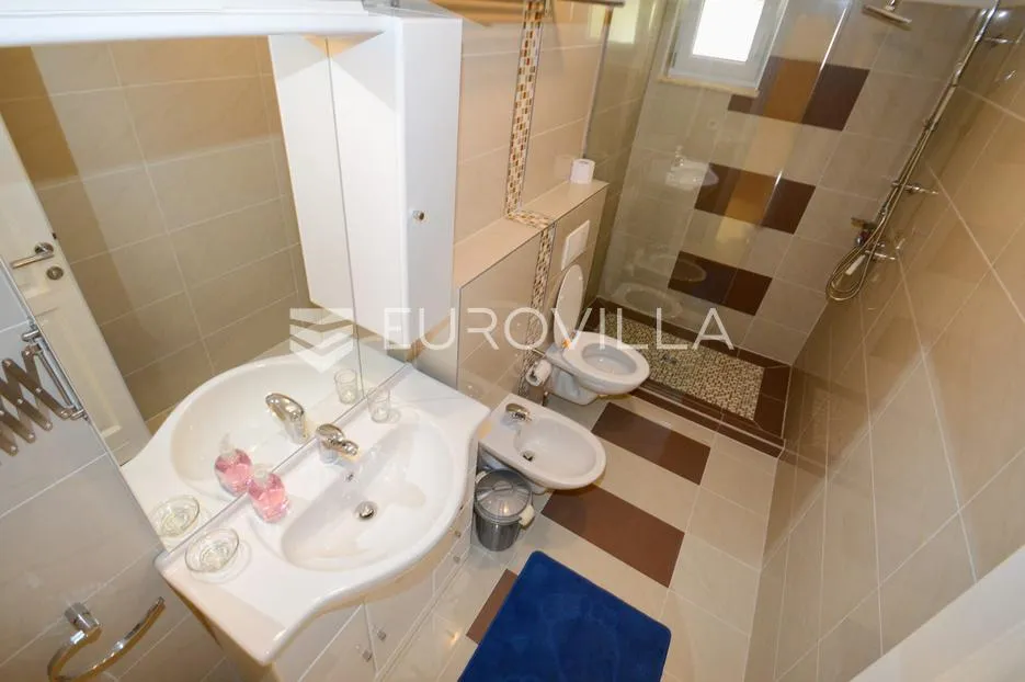 istra, okolica višnjana, apartmanska kuća 500 m² s bazenom i 4 stambene jedinice - slika 17