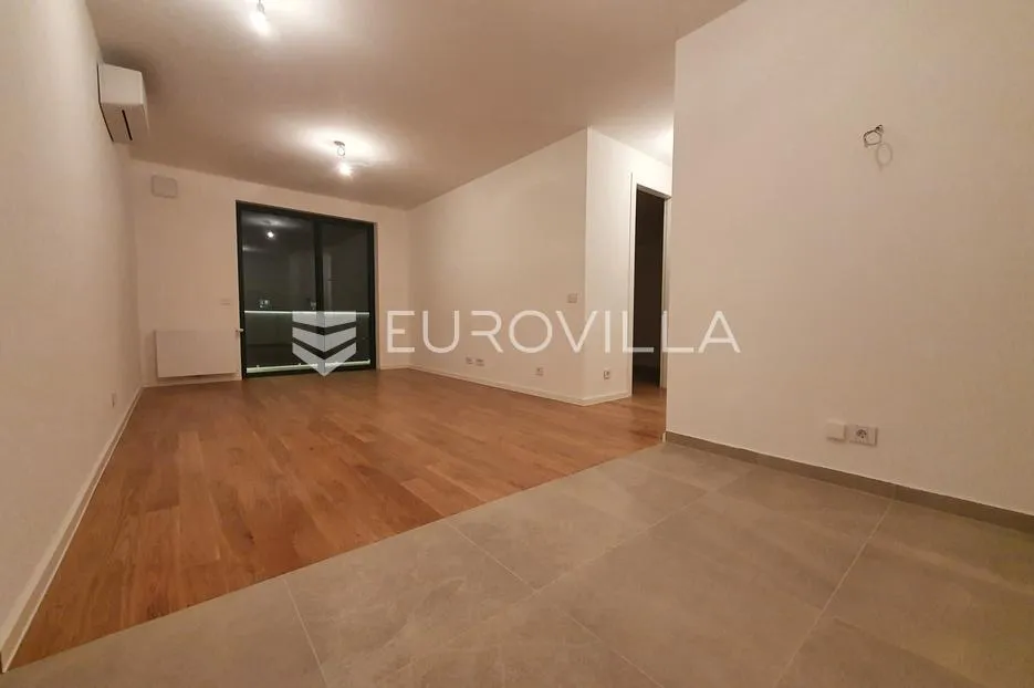 Zagreb, Heinzelova, moderan dvosoban stan/poslovni prostor s garažnim parkirnim mjestom, 55 m²