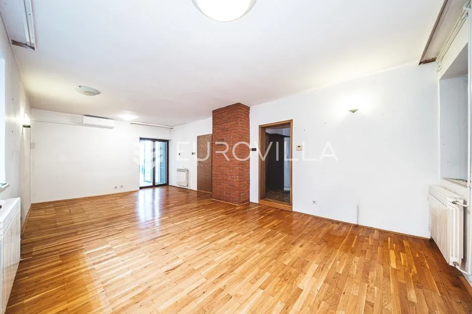 zagreb, lučko, obiteljska kuća s dva stana na parceli površine 1848 m² - slika 2