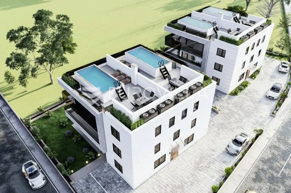 otok krk, grad krk, luksuzan troetažni stan s bazenom nkp 192m2 - slika 4