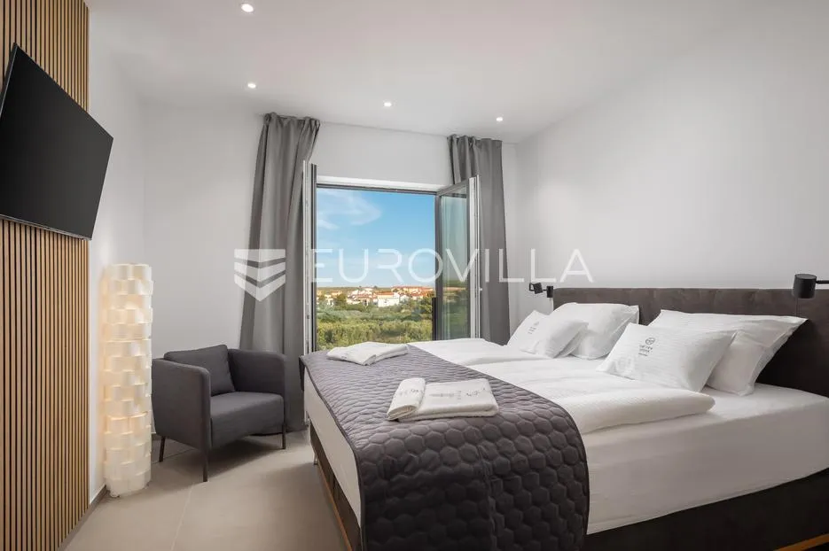 vodice, moderna vila s bazenom i pogledom na more, 332,92 m² - slika 16